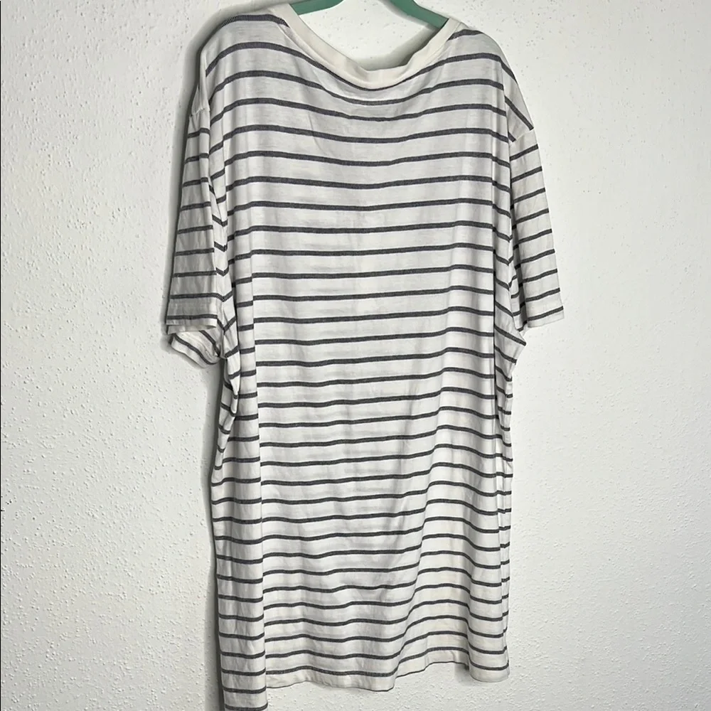 Banana Republic White and Blue Short Sleeve Tee Relaxed Fit